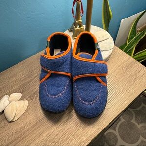 EUC Kamik Kids Cozylodge felt slippers. Durable bottoms and cushy soft inside!